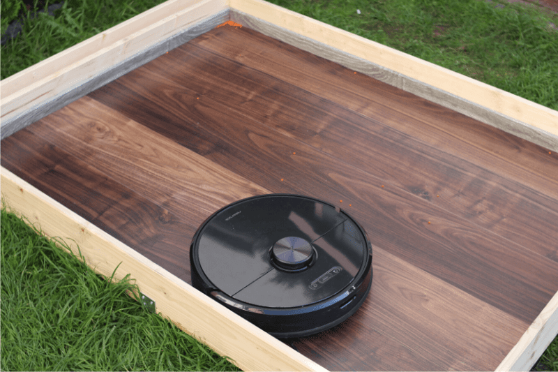 Saugroboter im Testareal nachdem der Linsen Saugtest abgeschlossen ist